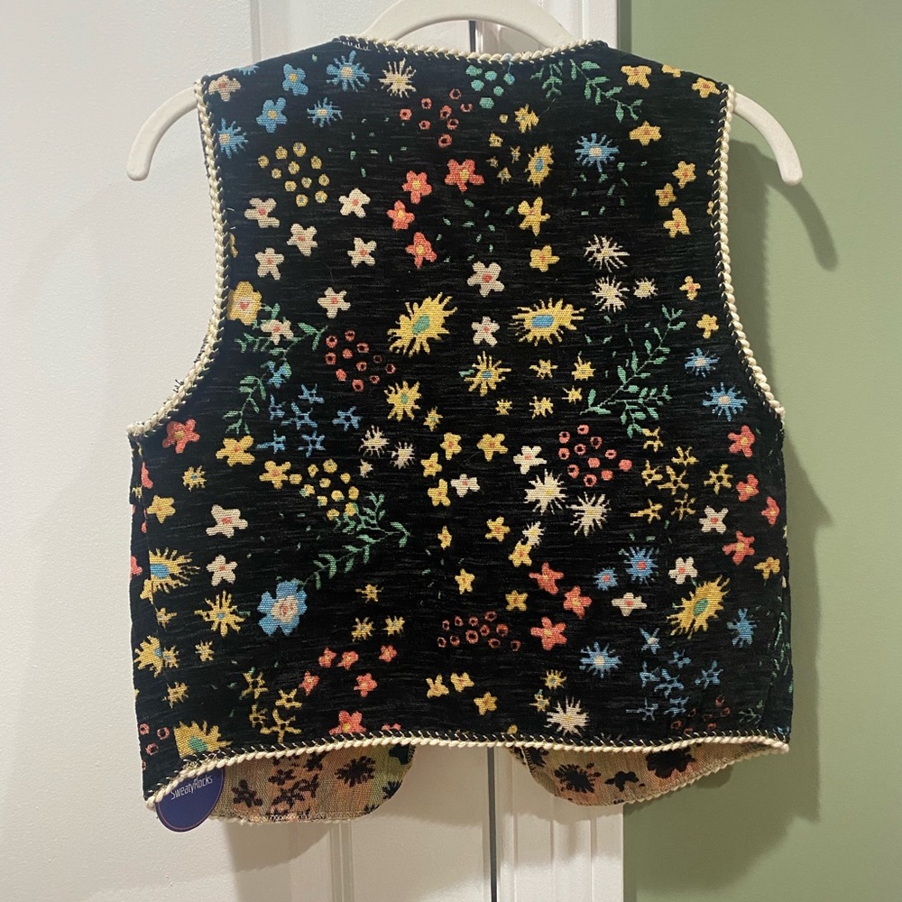 Floral Embroidered Crop Vest - Picture 5 of 6